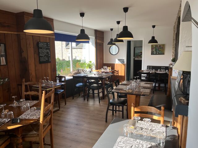 Petite salle, claire et accueillante 