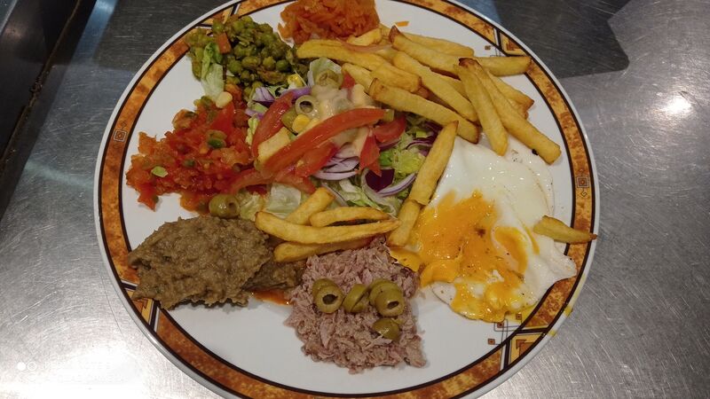 Assiette tunisienne : cinq salades + thon + oeuf + frites 