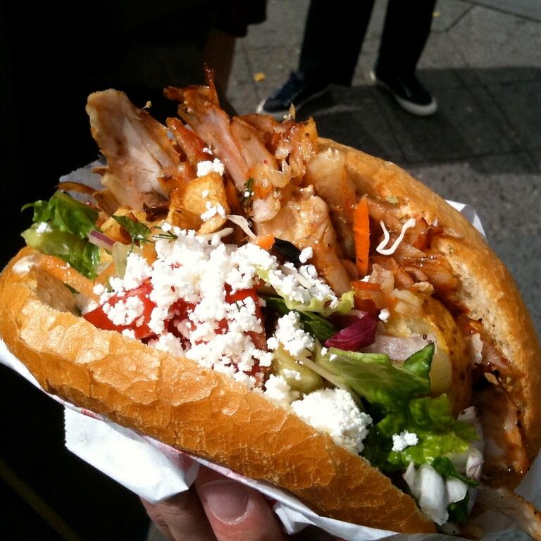 Si te apetece ver Eurovisión🖥 y no perderte nada, pide en #SantBoi en #Pizzabaccodonner 🍽, lo mejor de la comida hindú👳. 