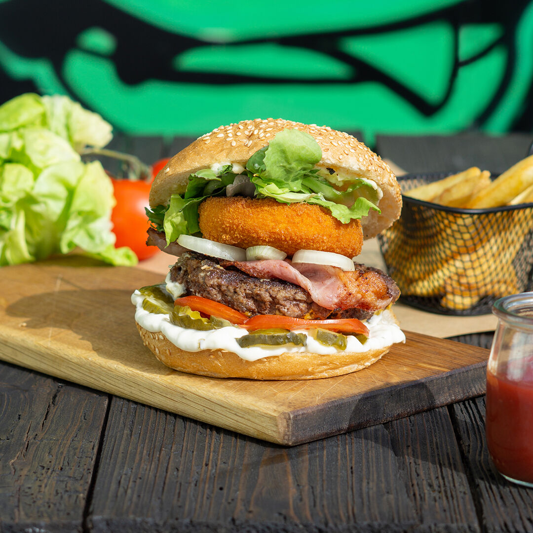 Burger SŁOWAK to połączenie warzyw z pysznym panierowanym serem. Wszystko to oblane sosem tatarskim!