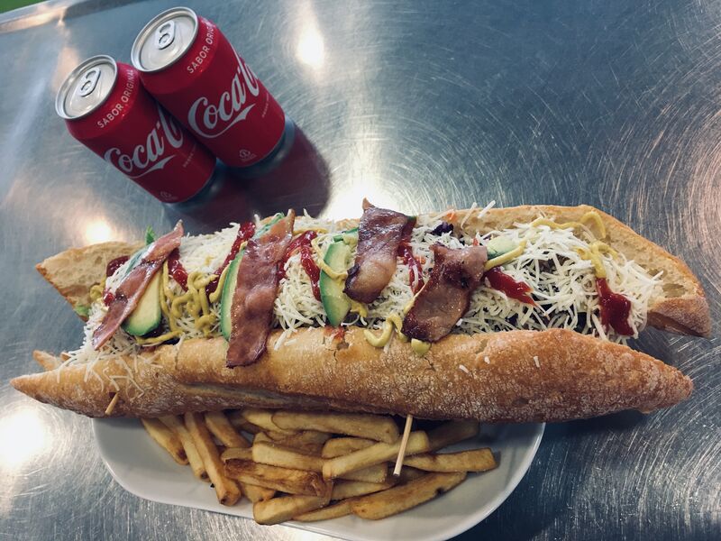 Pepito al estilo @fitnesscoffeelaflota 40cm de pan acompañado de 250gr de proteína de pollo y ternera con ensalada 