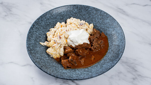 Marhalábszár Pörkölt juhtúrós Strapacskával