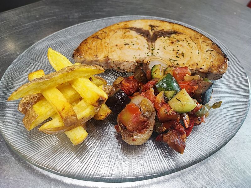 Pez espada con verduras a la plancha y patatas 