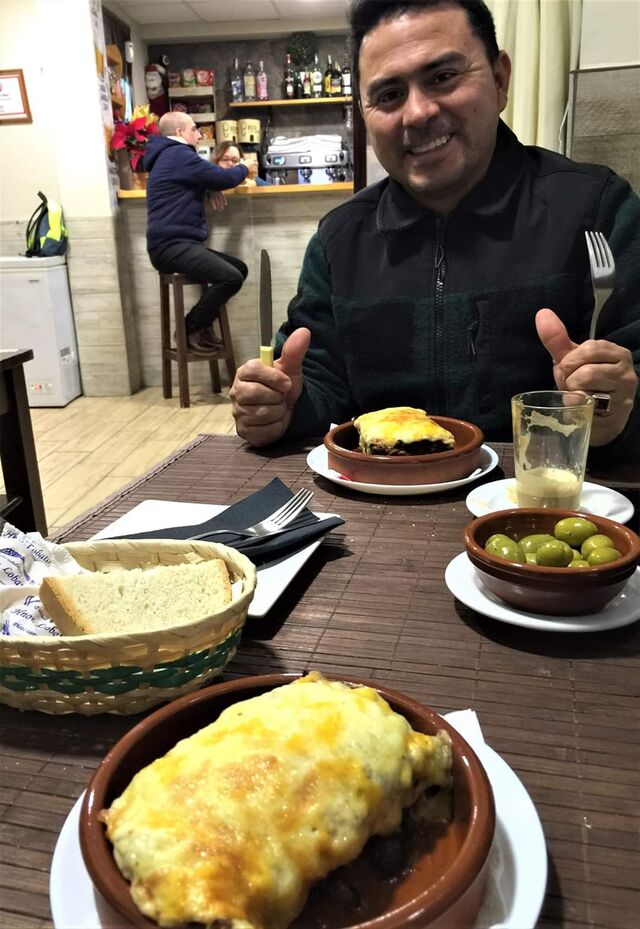 Giovani con uno de nuestros plato estrella la mussaka Dimajo 