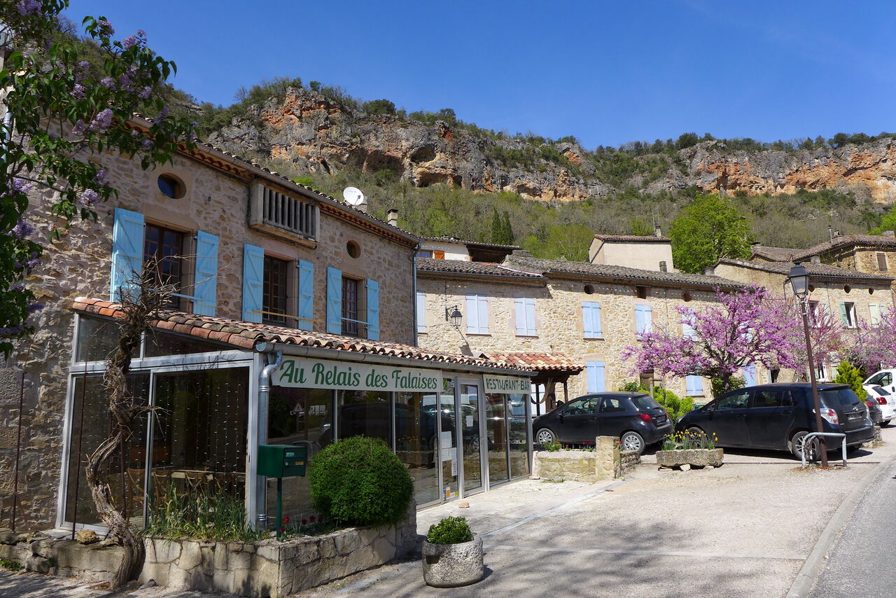 le restaurant et les falaises