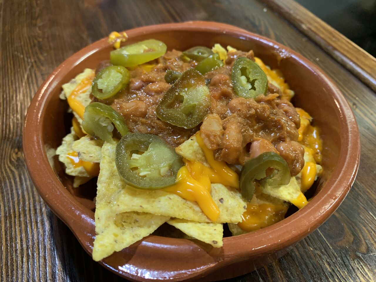 Sabrosos nachos de chili con carne.