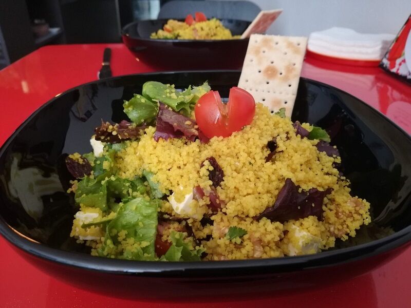 Salada de cous cous com tomate, queijo feta, bacon e muito mais...