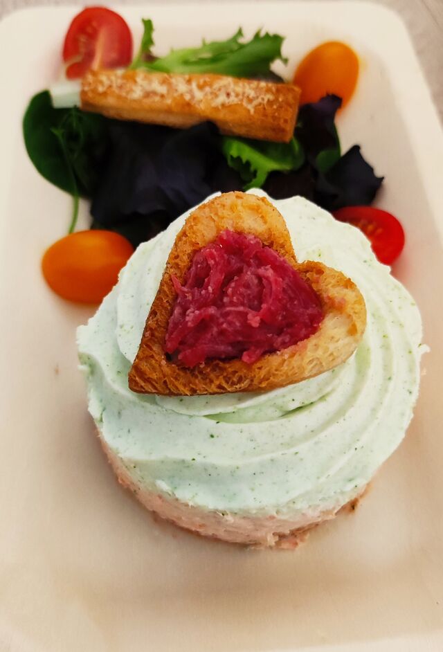 Bavarois de saumon et brocolis, confit d'échalotes au jus de betterave