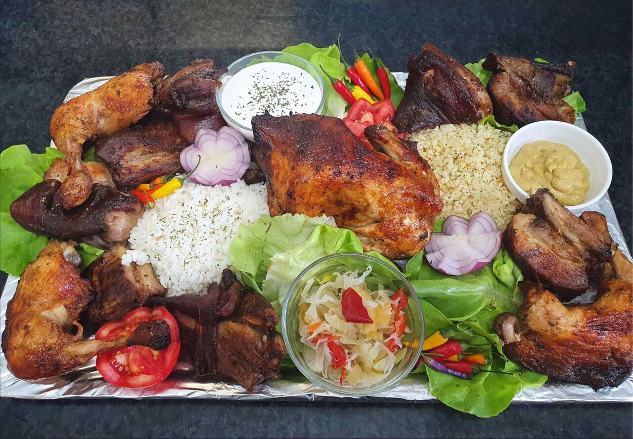 Grill kezdő, haladó és bőség tál 6-12 fő
Egész csirke - csirkecomb - pulykaszárny és comb - kolbász - oldalas - csülök - fasírt