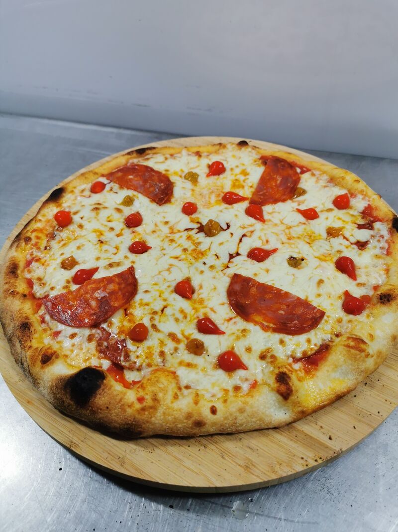 La Chorizo : Base tomate, goûtes de poivrons et Chorizo 