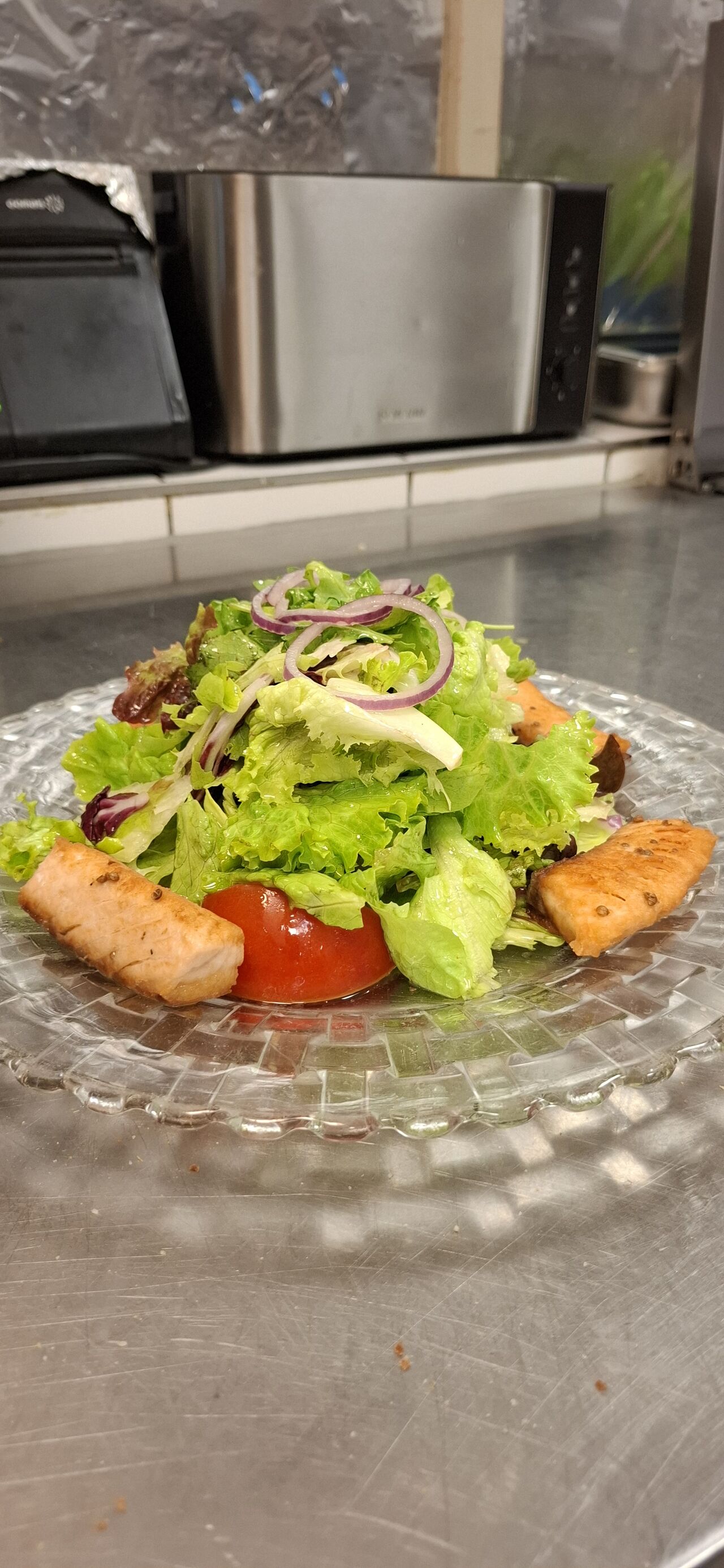 Salat mit Lachsfilet