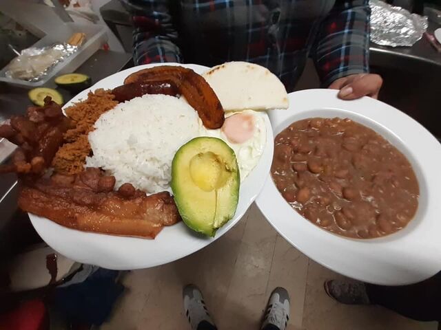 Bandeja de paisa( comida de colombianos) Cada sábado y domingo. 