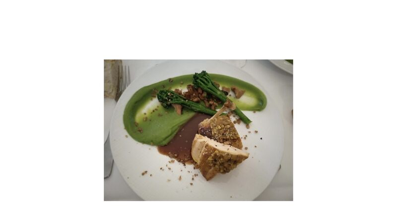 Suprême de volaille cuit basse température, Mousseline de légumes vert au Basilic, Asperges vertes, sauce beurre rouge