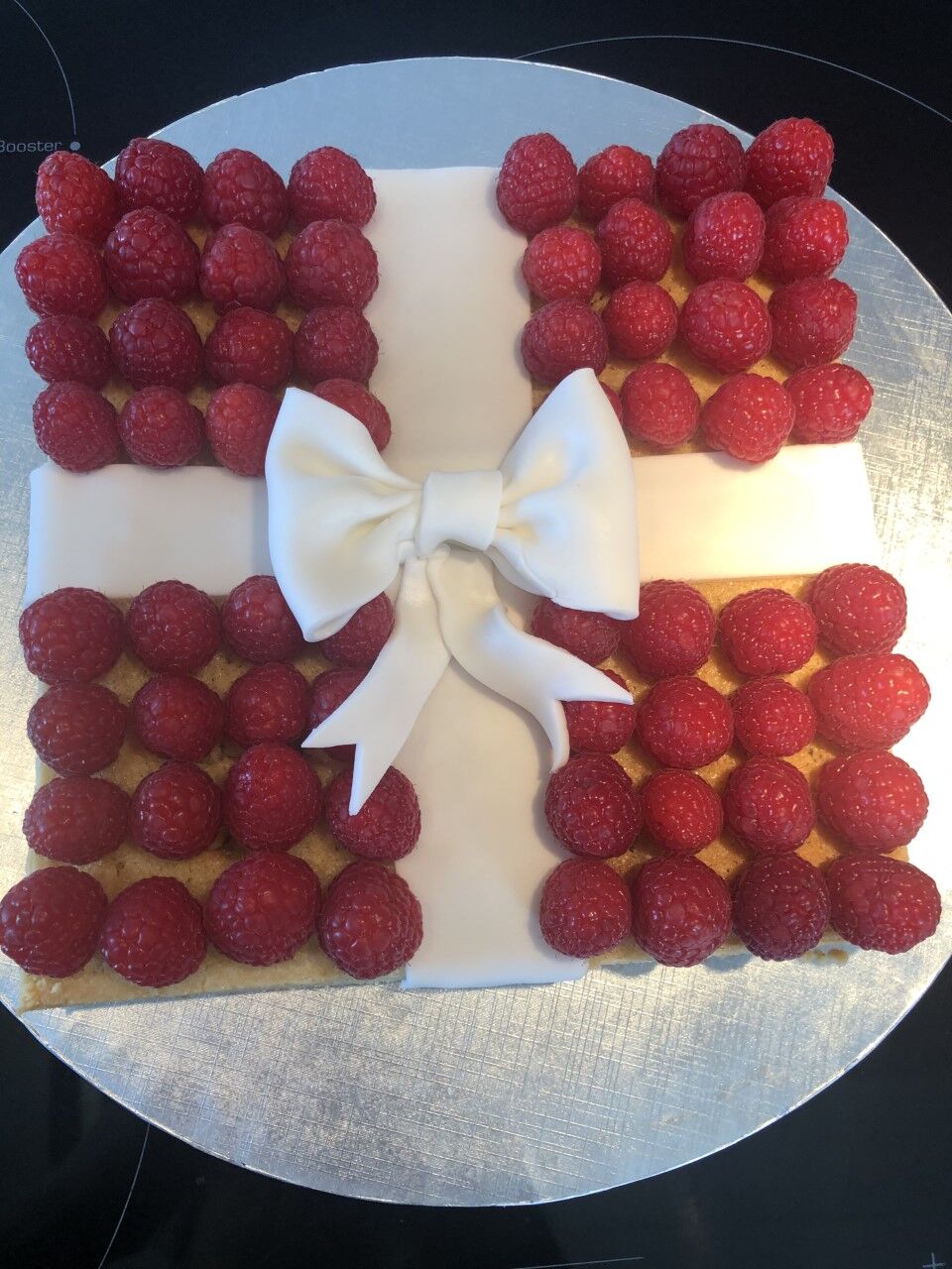 Tarte aux framboises et creme d'amandes avec un joli noeud ! 