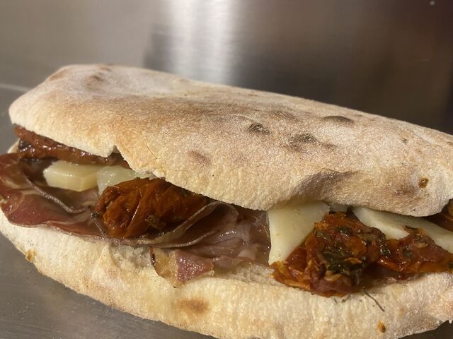 Panino Italiano: capocollo Martina Franca, pomodori secchi, caciocavallo stagionato in grotta