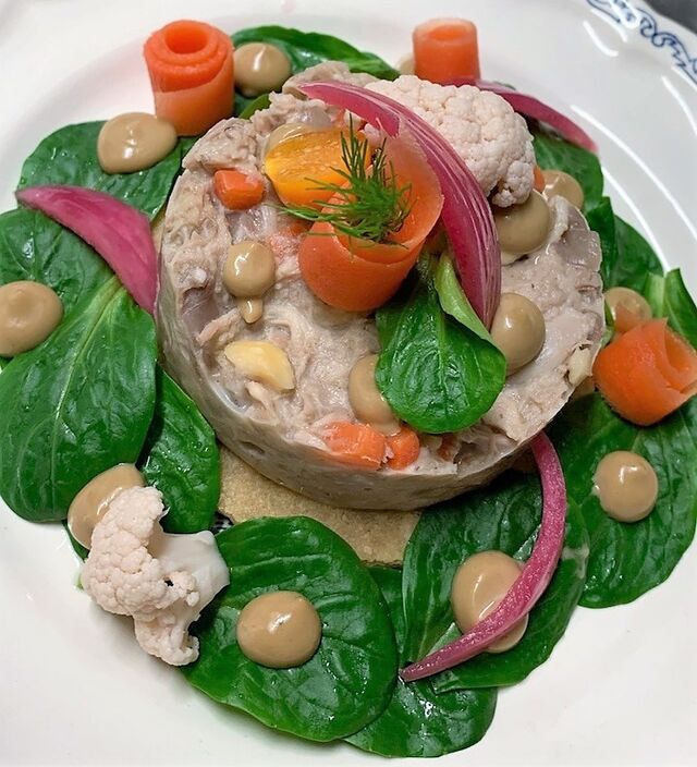 A emporter, Effiloché de lapin sur sablé breton à la noisette, salade de mâche et vinaigrette miel et moutarde