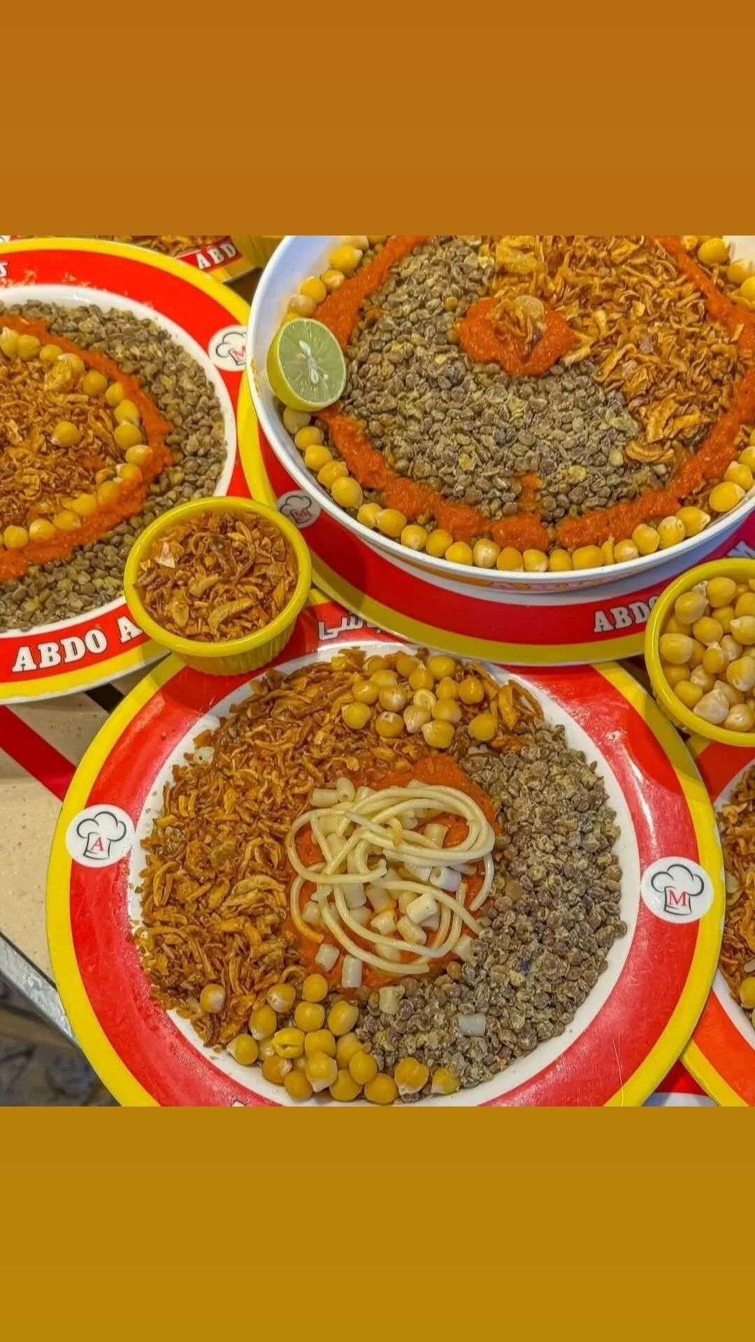 🔥 Kombinace rýže, čočky, těstovin, cibulky a pikantní rajčatové omáčky – originální chuť Egypta, kterou musíte ochutnat