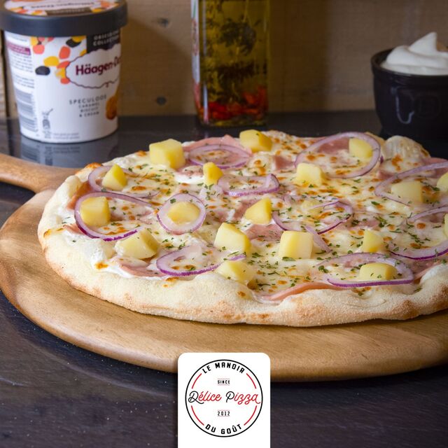 LA SAVOYARDE : crème fraiche, jambon, mozzarella, pomme de terre, oignons, origan.