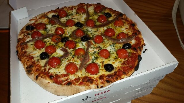 Une nouvelle pizza au Don Camillo:
La Florentina: Base tomate,tomates cerises,mozza fraîche, pesto, anchois...