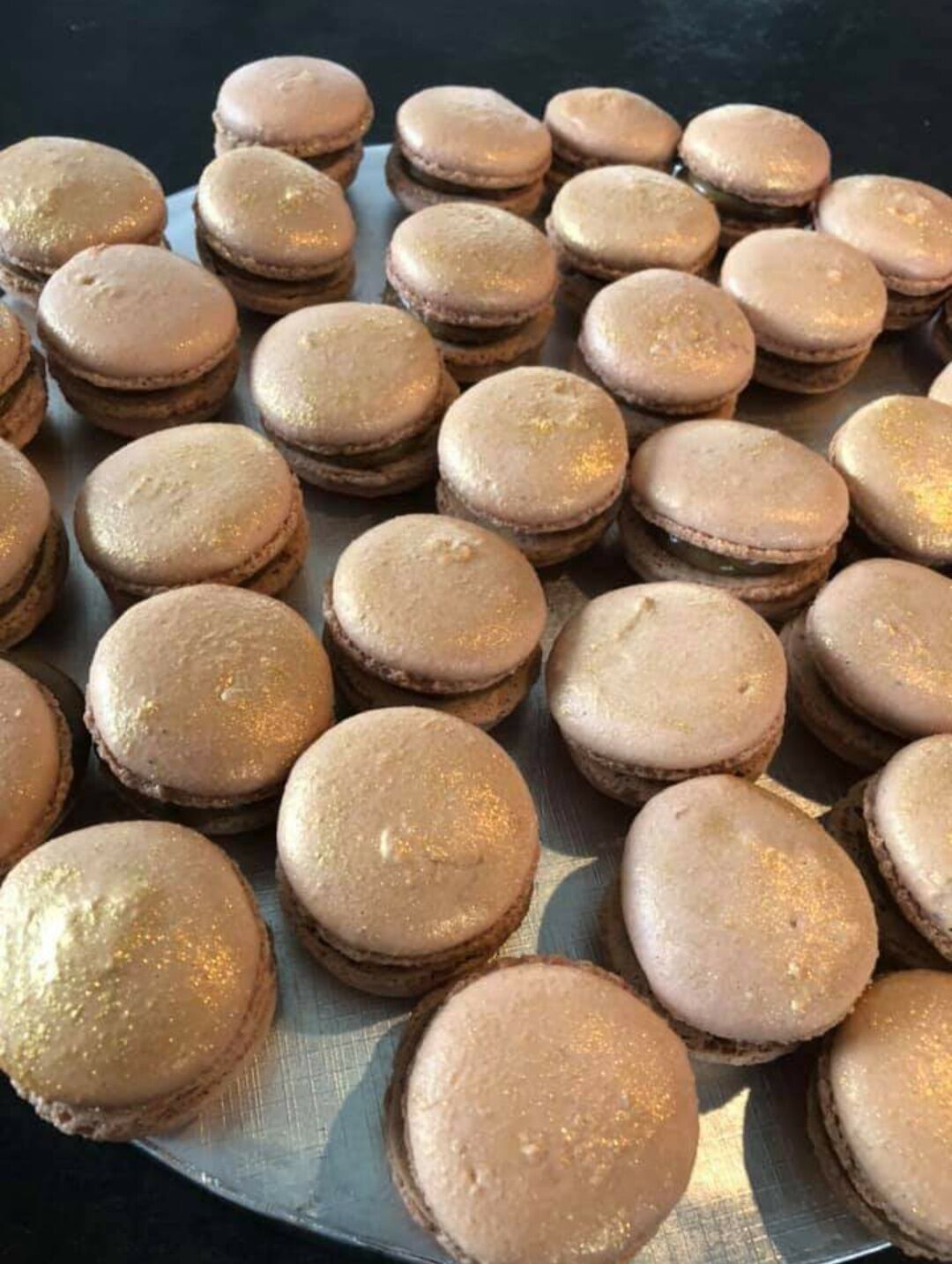 Macarons au café avec des paillettes alimentaire pour les fêtes de fin d'année.