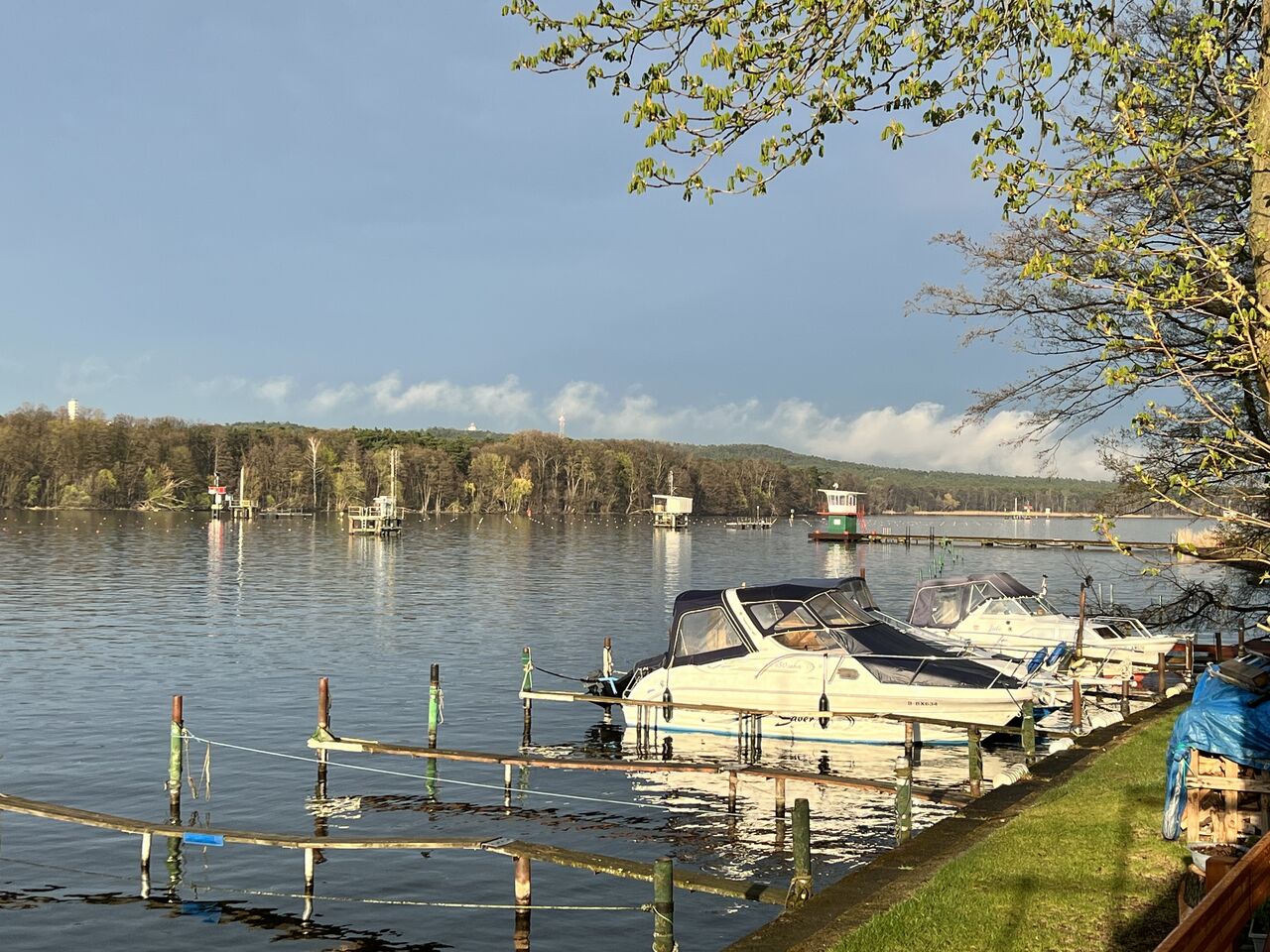 Blick aufs Wasser in die Müggelberge