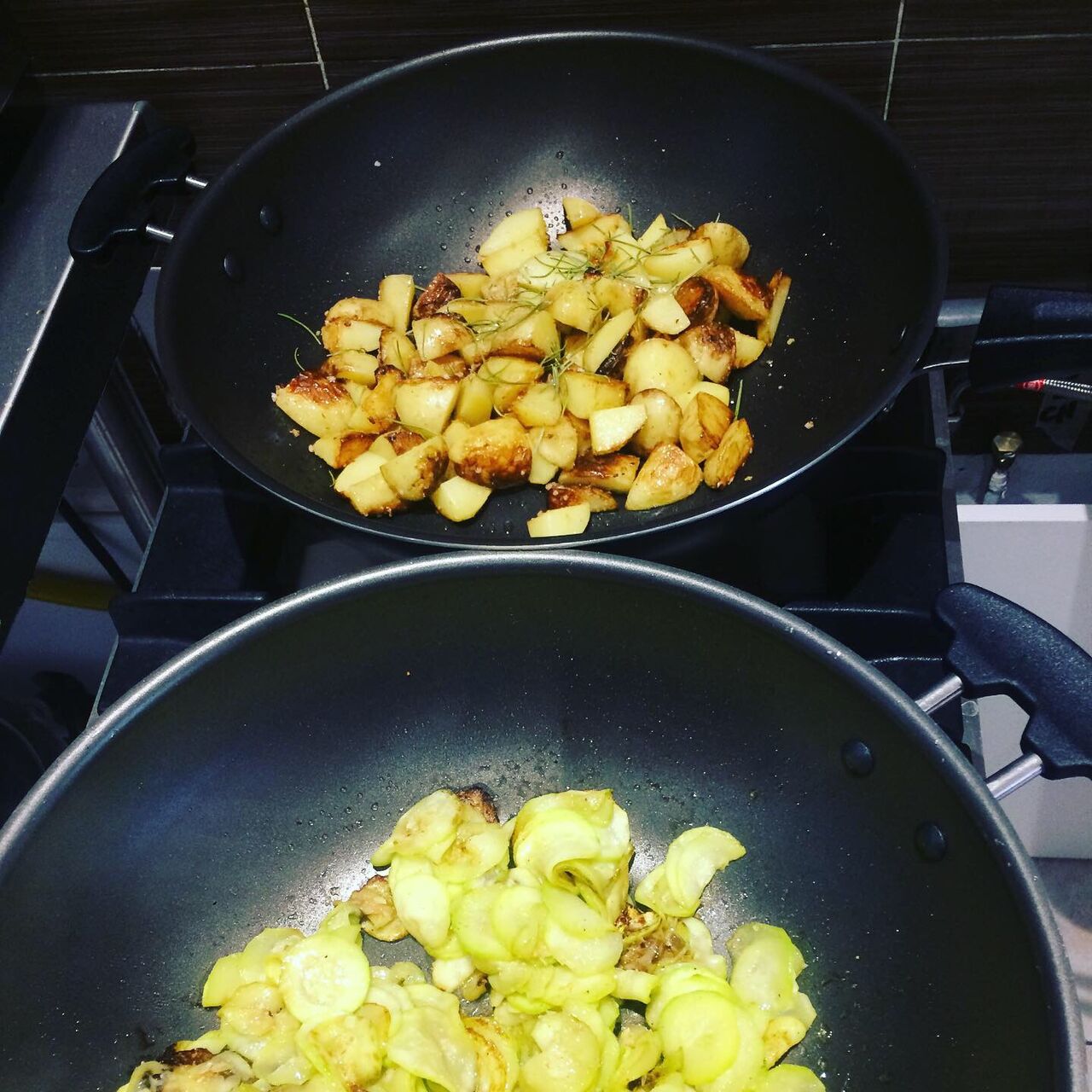 Préparation du poulet mariné sauce soja, curry et gingembre et pommes de terre au gros sel, ail et romarin 