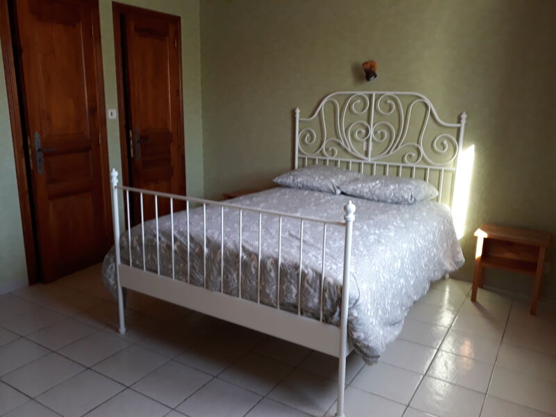 chambre 2 ou 3 places.
WC et douche.