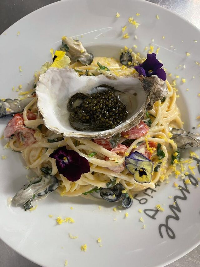 Linguine aux huîtres, prosecco et véritable caviar Russe