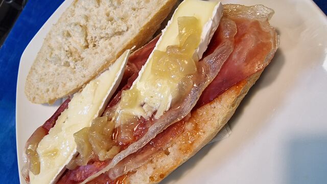 Bocadillo de jamon con brie y cebolla caramelizada