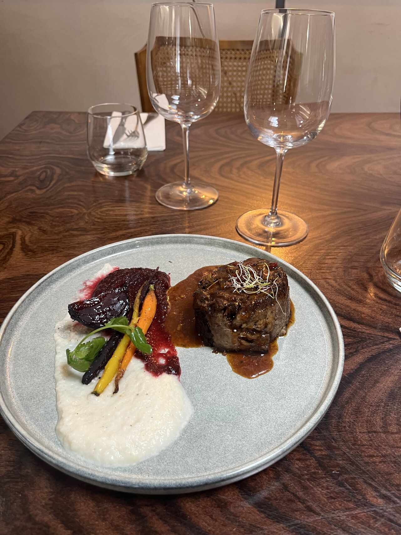 Médaillon de Paleron de Boeuf braisé et ses petits légumes de saison