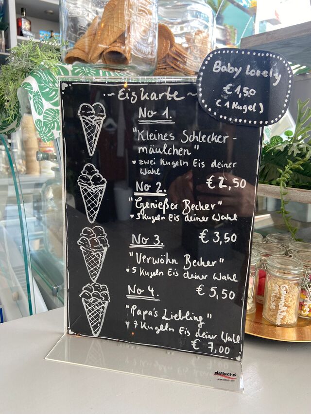 Je mehr Eis Du Ißt, desto mehr kannst Du sparen!!
1 Kugel € 1,50
2Kugeln € 2,50
3Kugeln € 3,50
4Kugeln € 4,50
5Kugeln € 5,50