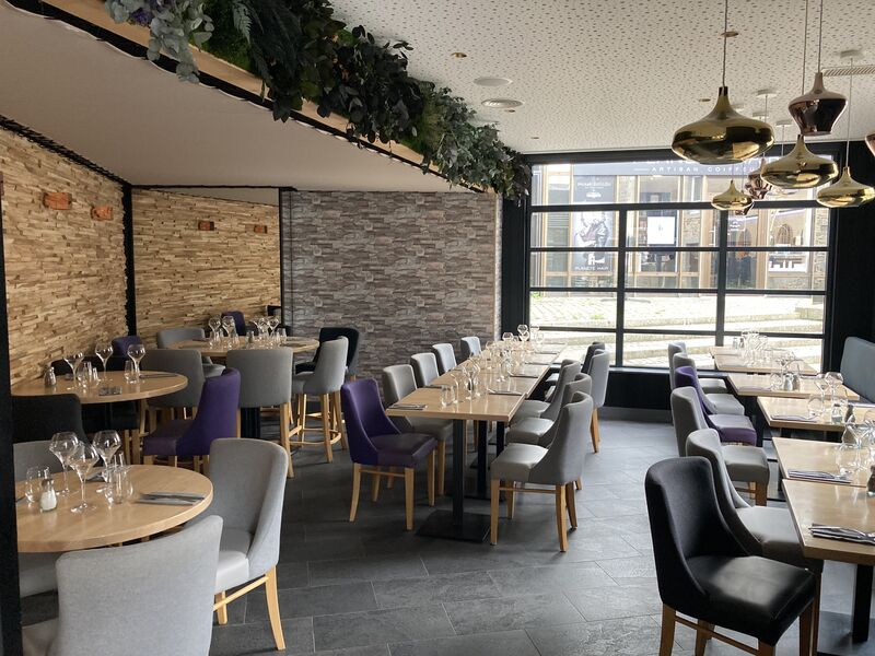 Notre piece, du fond, peux accueillir jusqua 30 personnes. Coin privé pour soirée, groupe. ... 