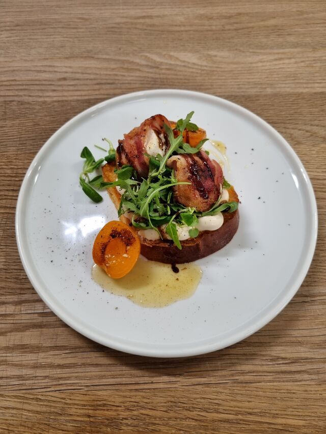 KOZÍ SÝR VE SLANINĚ 