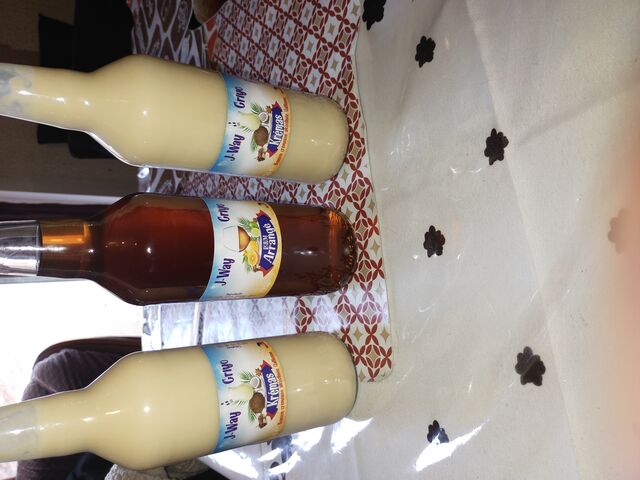 Rhum arrangé fait maison.
Cremas fait maison ( punch coco)