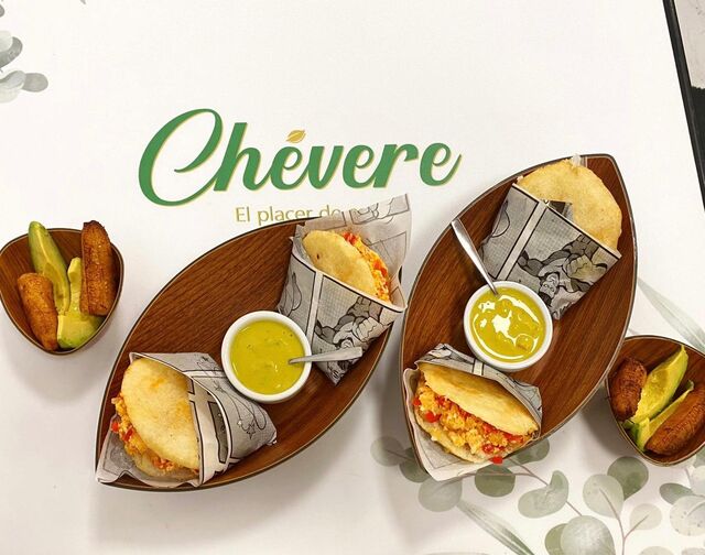 Para empezar con buen pie?. Brunch Chévere: Dos arepas con perico, acompañadas de plátano frito y aguacate. Zumo y café ??☕️