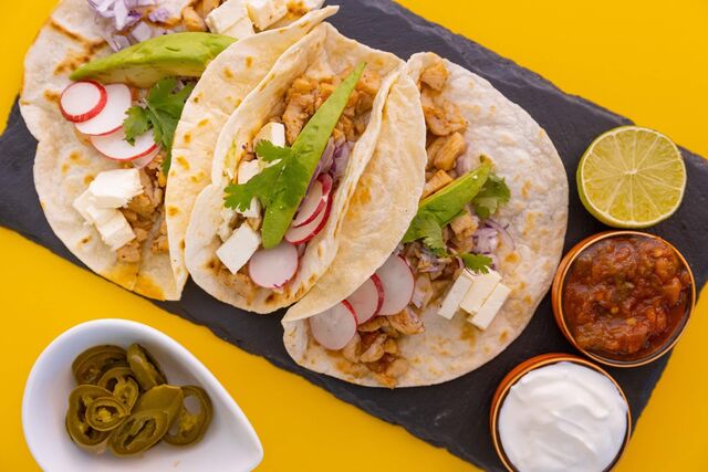 TACOS
Pečené tortilly s kuřecim prsíčkem,čerstvou zeleninou,avokadem,sýrem s domácí salsou a smetanou