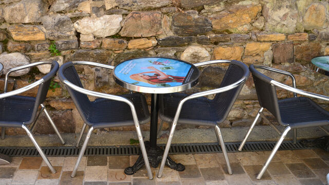 Détail de la terrasse intérieure du Bull Café
