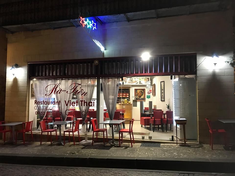 Tables de 2 à 3 personnes en terrasse. La rue est le plus souvent calme car peu passante.
