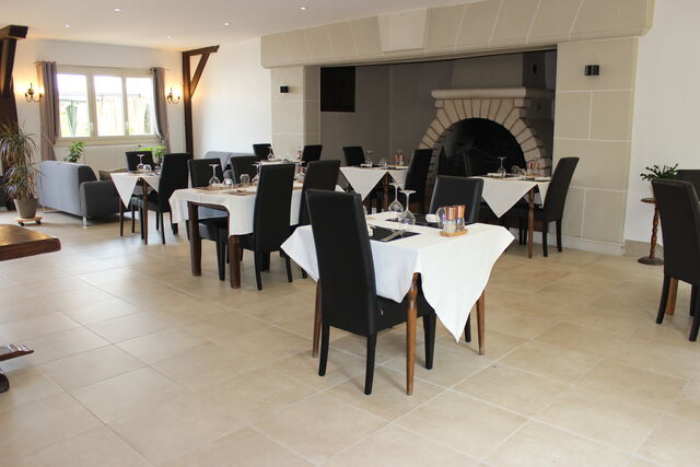 Ou vous pouvez également apprécier votre repas dans notre salle de restaurant fraîchement rénovée...