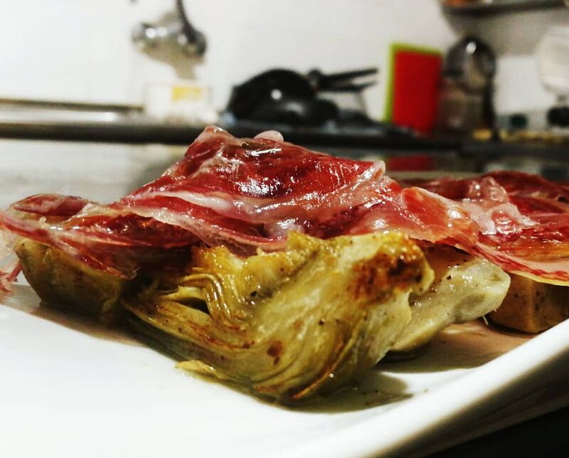 Alcachofas a baja temperatura con jamón ibérico y aceite de brasa