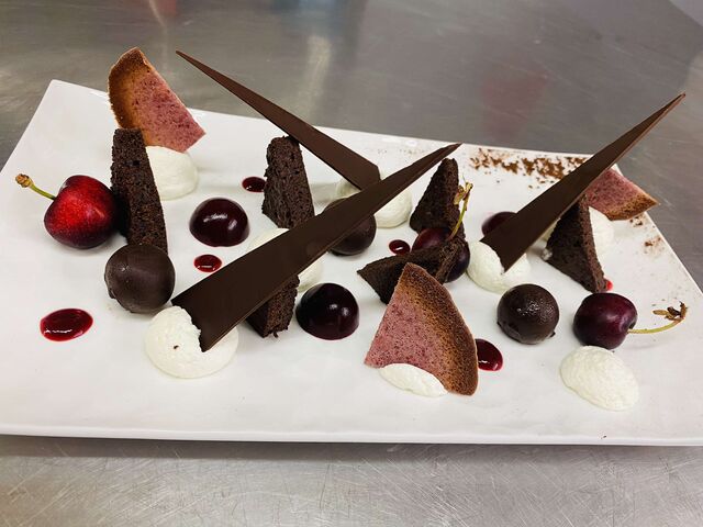 Dessert destructuré à l'assiette, forêt noire. 