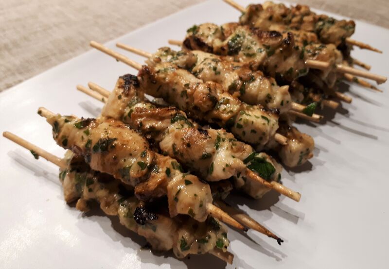 Mini brochettes de poulet mariné