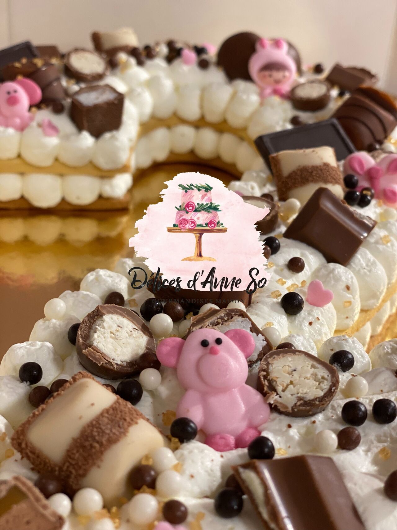 Détail d'un Number Cake. En plus des fruits ou chocolats, des petits détails viennent personnaliser chaque réalisation.