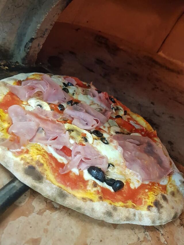 Toutes nos pizzas sont préparées avec des produits 100% italiens et cuites au feu de bois !