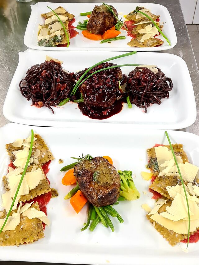 Rinderfilet serviert mit Ravioloni ( Nudeln gefüllt mit Reh & Trüffel)