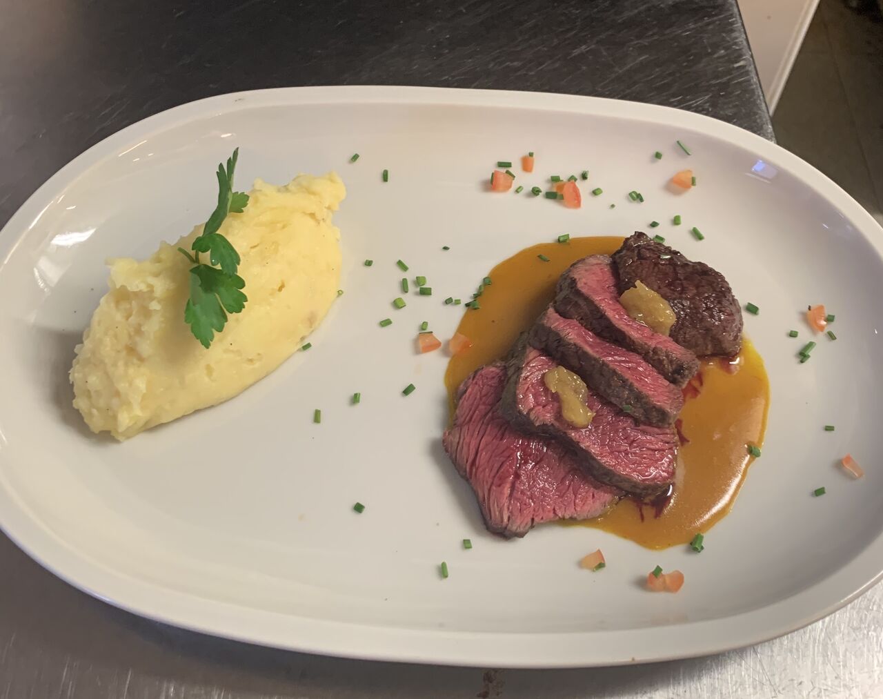 Bœuf saté et condiment au citron