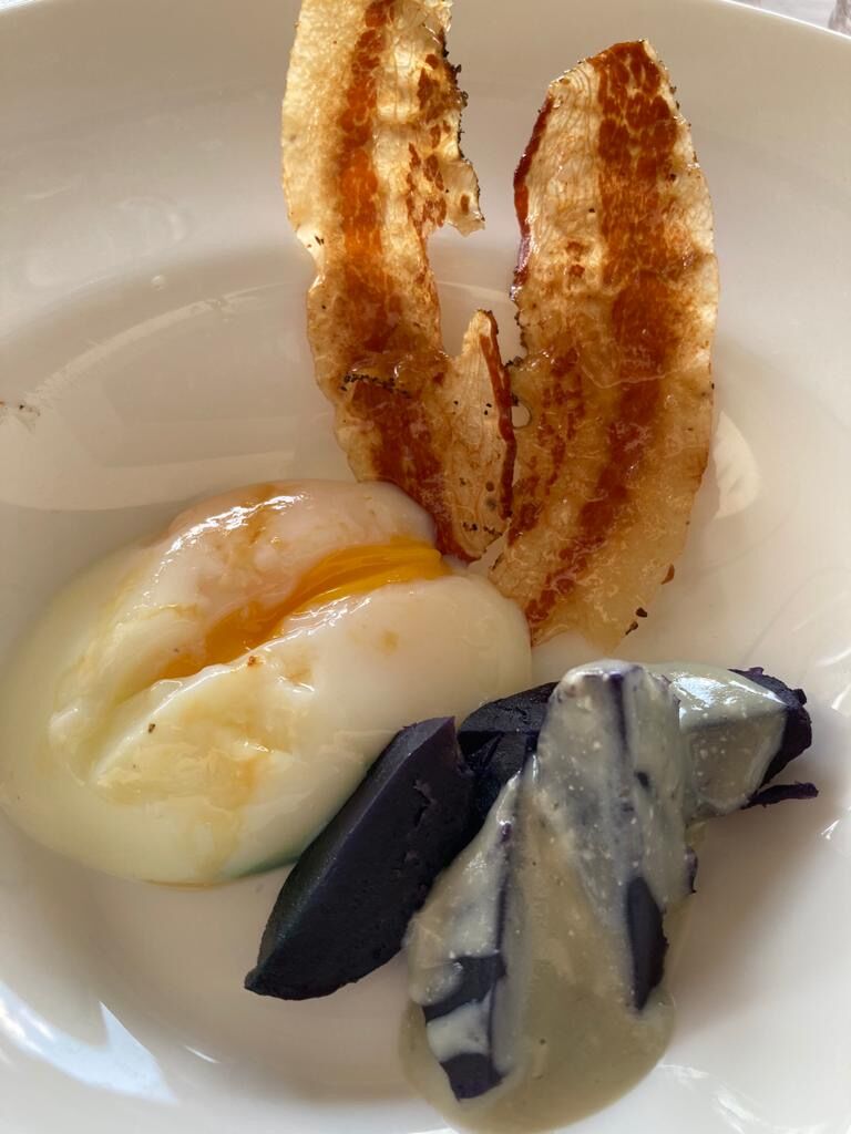 UOVO COTTO AD ULTRASUONI CON FONDUTA DI FORMAGGI E PATATE VIOLA....AL PROFUMO DI BACON 