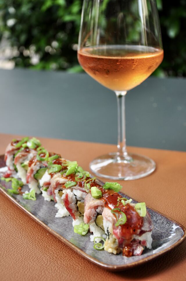 Uramaki di black angus, avocado, maionese alla soia, cipollotto e salsa yakiniku