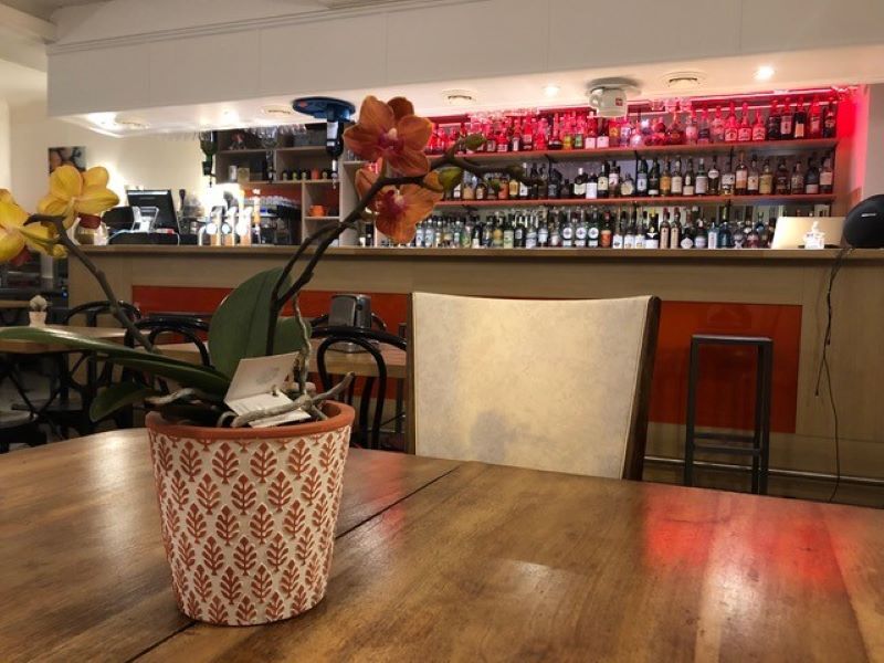 Hommage à la maman de Gérard : table et chaises de la salle à manger maternelle