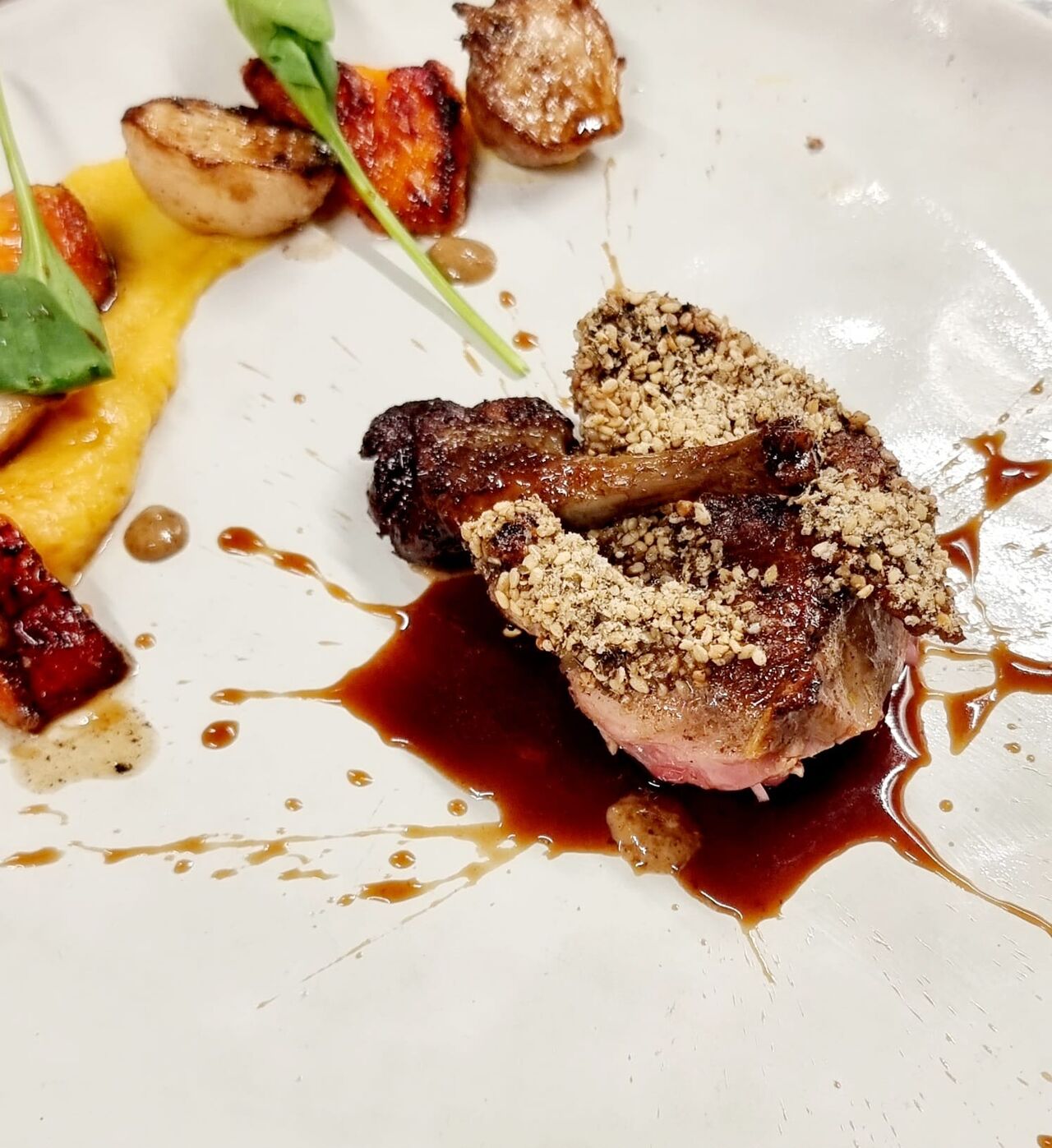 -LE PIGEON ,suprême rôti, croûte de sésame, navet boule d’or et papaye